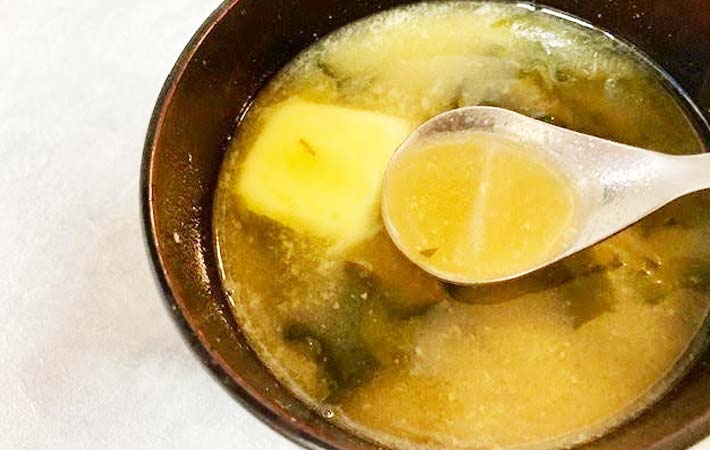 味噌汁にバターを入れた写真