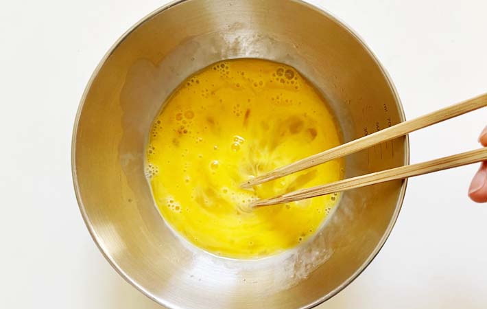 『お茶漬けの素入り卵焼き』を作る写真