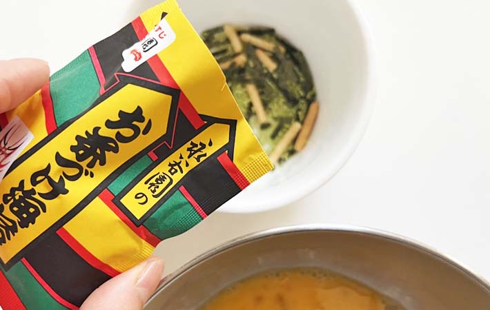 『お茶漬けの素入り卵焼き』を作る写真