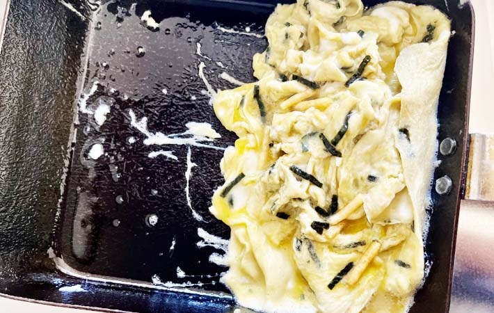 『お茶漬けの素入り卵焼き』を作る写真