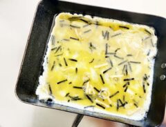 『お茶漬けの素入り卵焼き』を作る写真