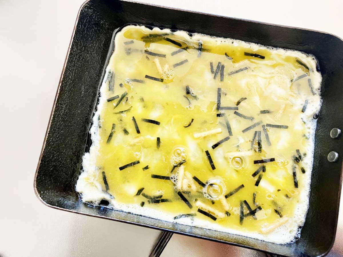 『お茶漬けの素入り卵焼き』を作る写真