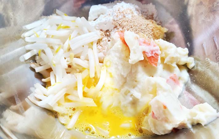 『ポテサラお好み焼き』を作る写真