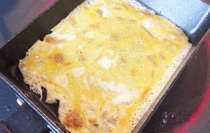 『なめたけ玉子焼き』を作る写真