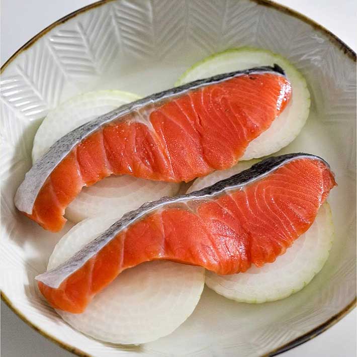 鮭とタマネギのバター蒸し