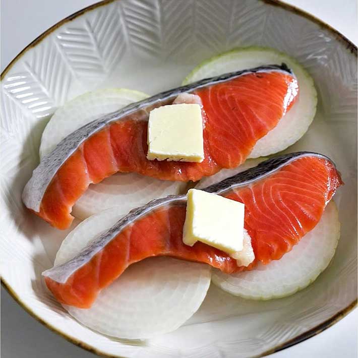 鮭とタマネギのバター蒸し