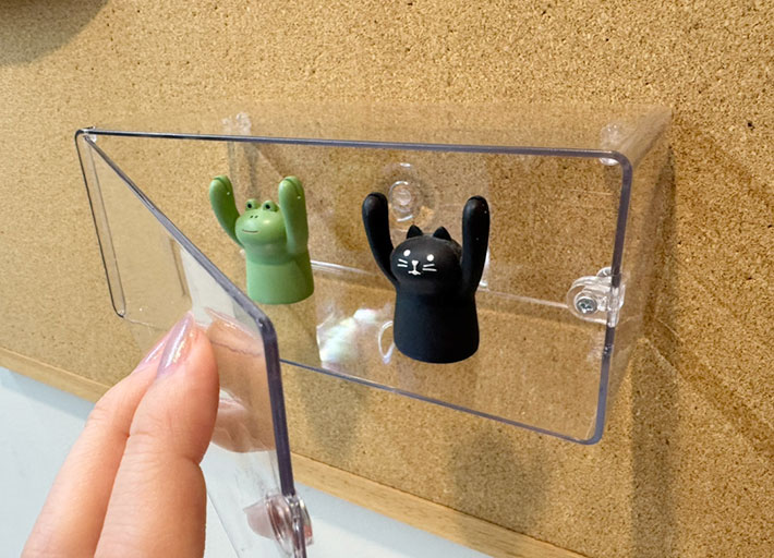 ダイソー商品『壁にも付けられるディスプレイ』