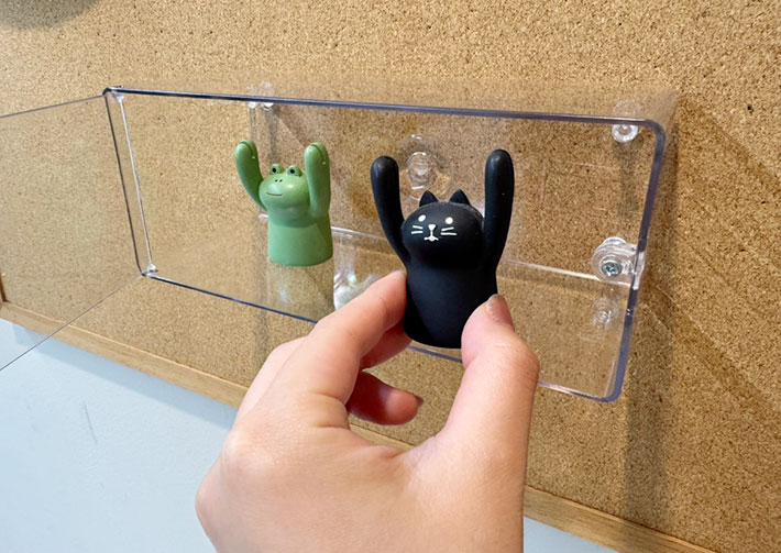 ダイソー商品『壁にも付けられるディスプレイ』
