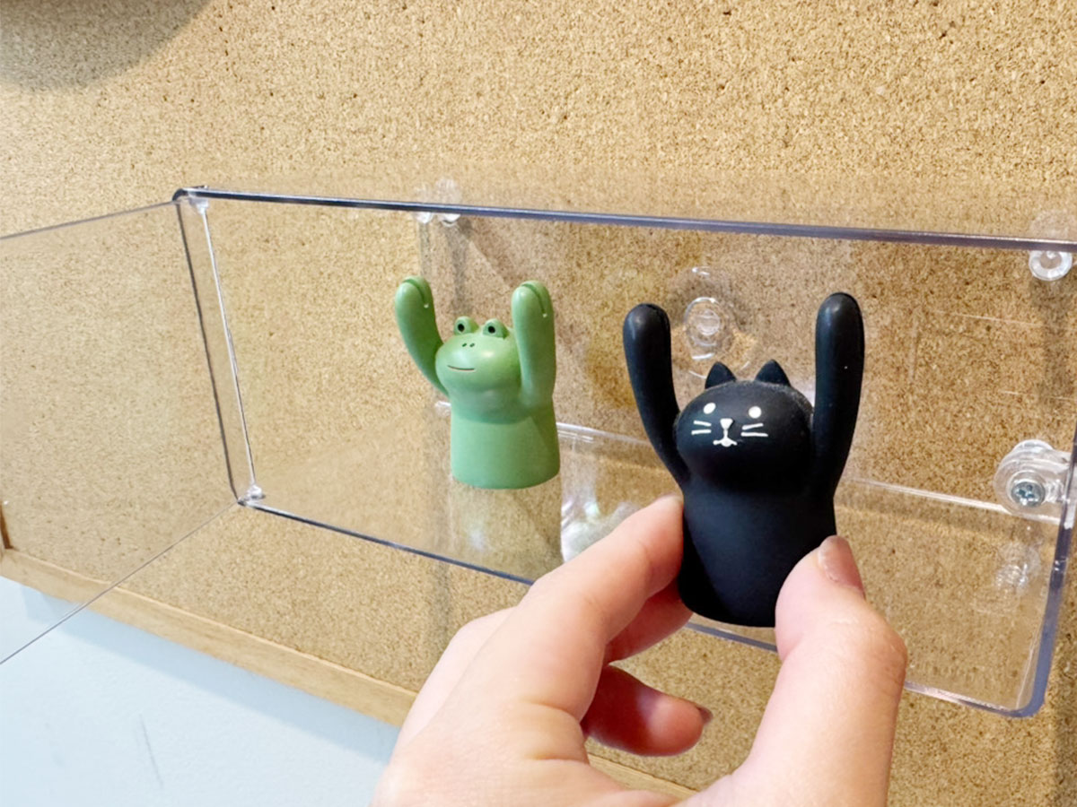 ダイソー商品『壁にも付けられるディスプレイ』