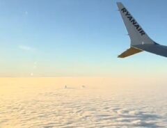 飛行機の窓から見た雲海の写真