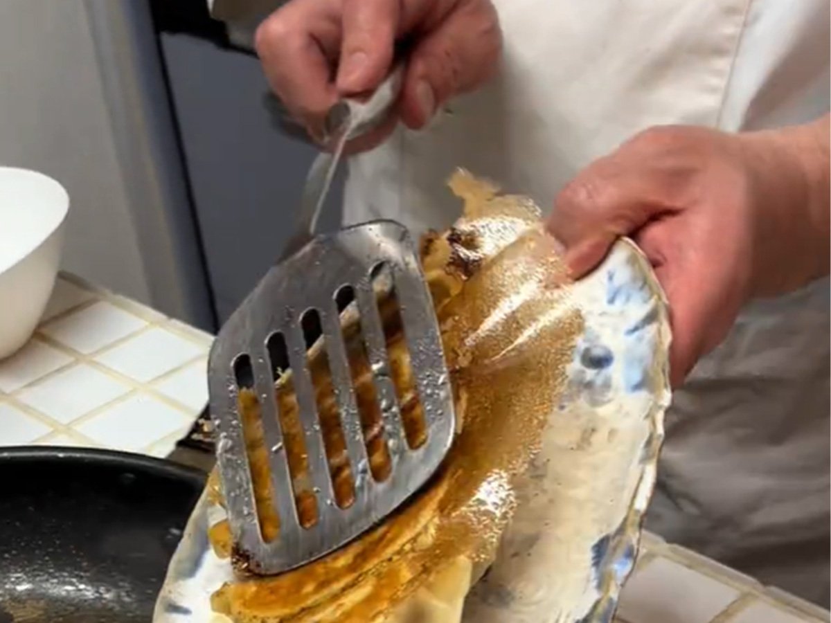 餃子を作る祖父