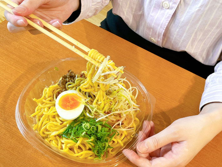 『さっぽろ純連監修 冷し味噌担担麺』を実食する様子