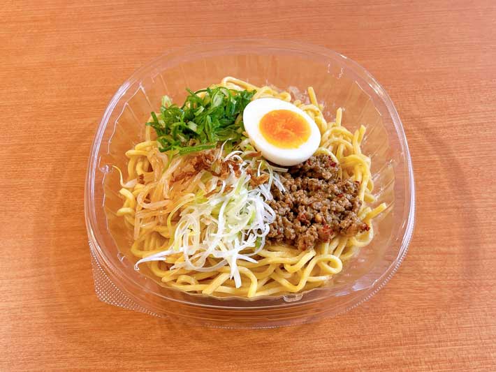 『さっぽろ純連監修 冷し味噌担担麺』の具材を盛りつけた様子
