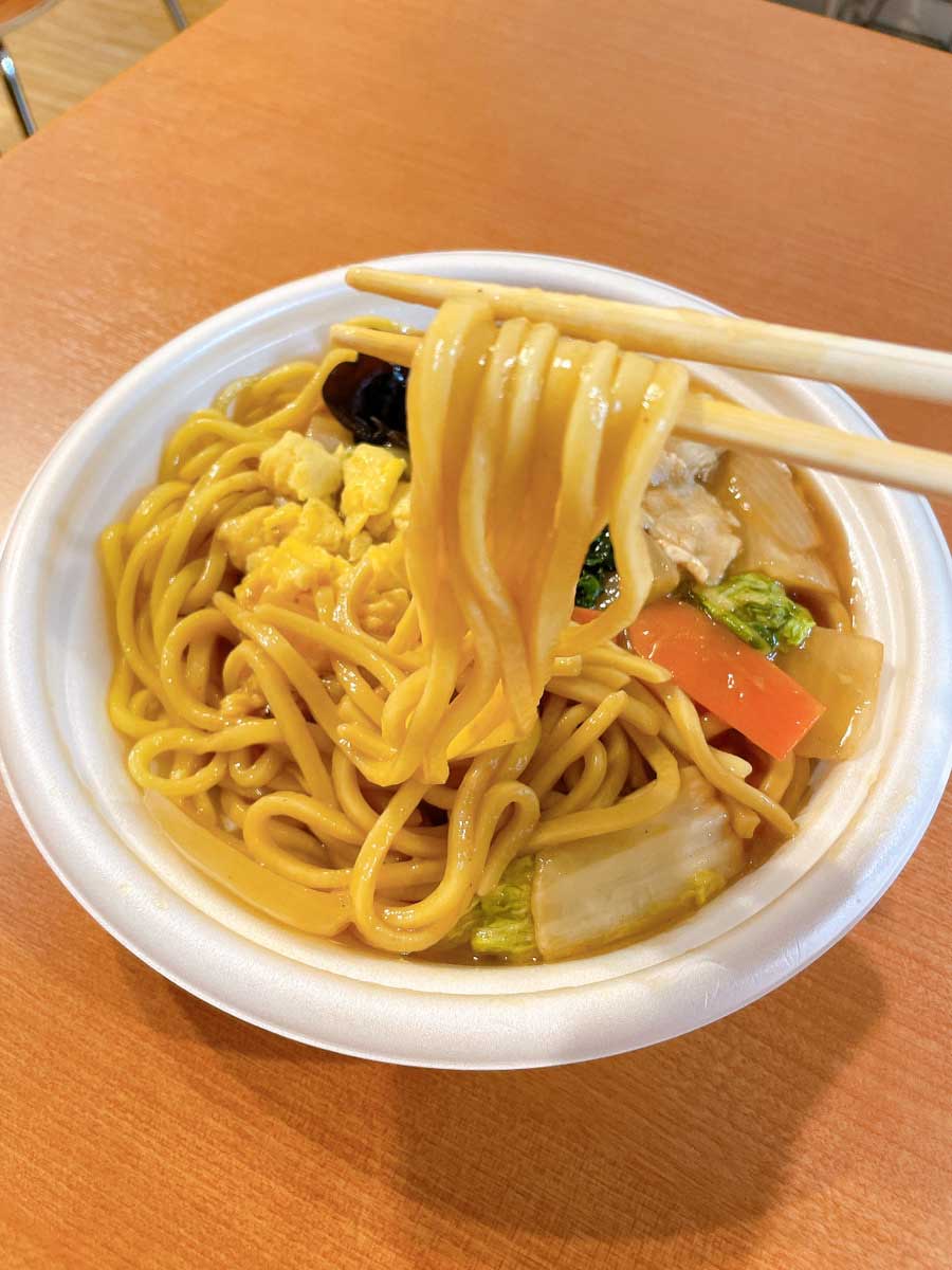 『大阪王将監修 五目あんかけ焼そば』を食べる様子