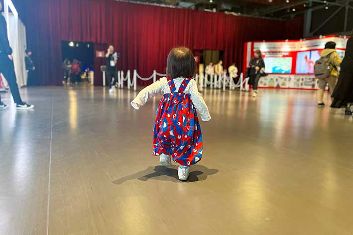 ミャクミャク柄のお手製服を着た女の子