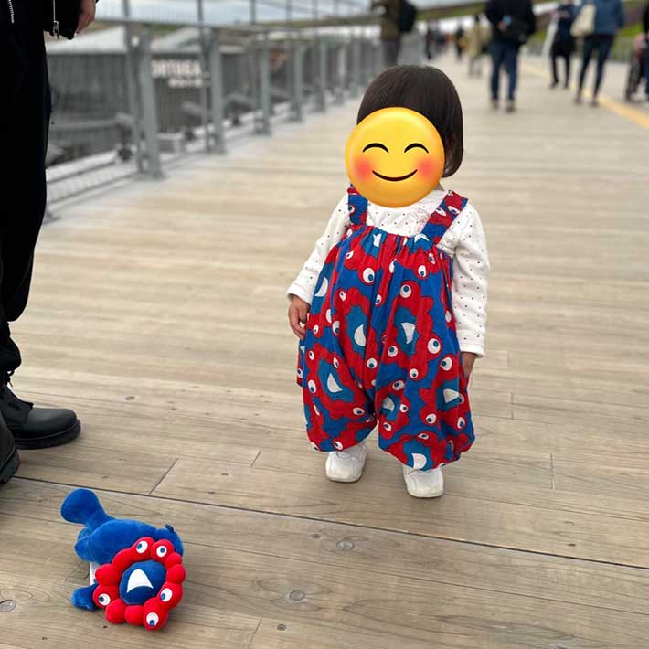 ミャクミャク柄のお手製服を着た女の子