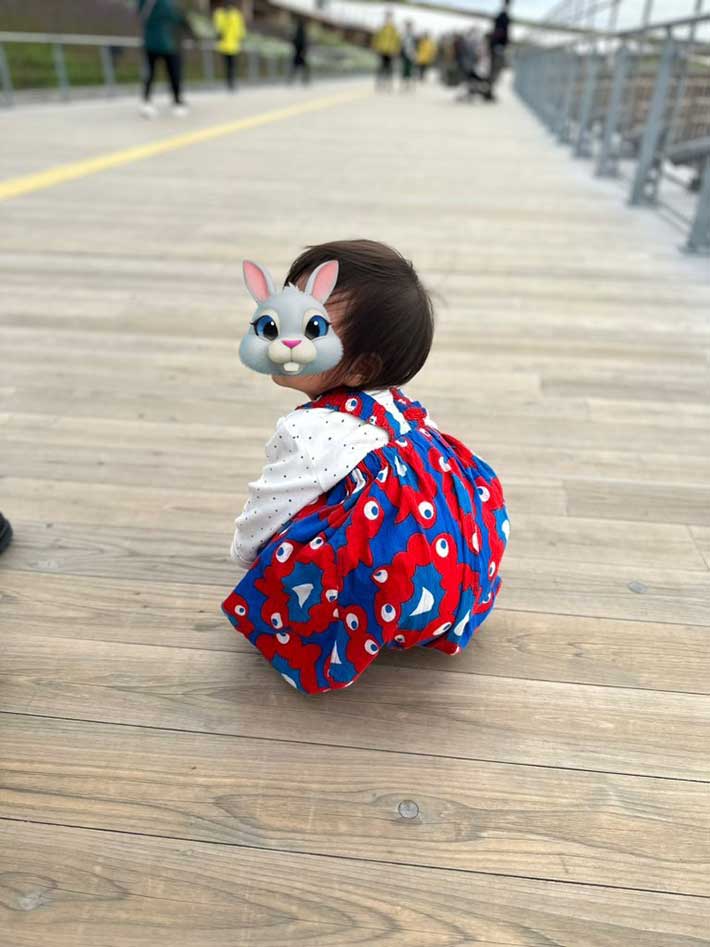 ミャクミャク柄のお手製服を着た女の子
