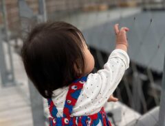 ミャクミャク柄のお手製服を着た女の子