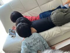 子供と犬の写真