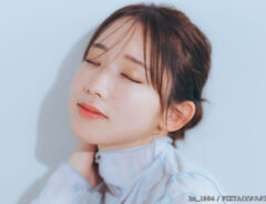 目を閉じる女性の写真