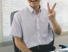 ピースする男性