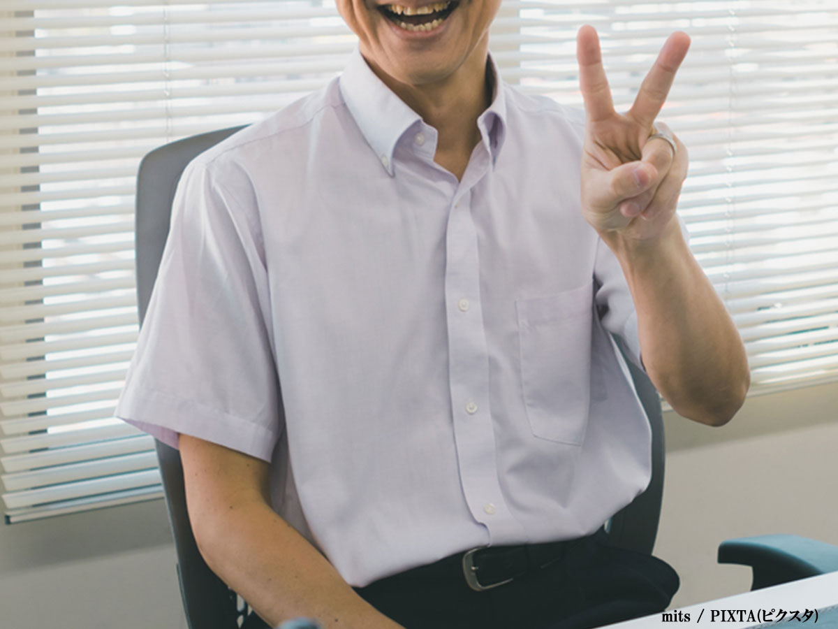 ピースする男性