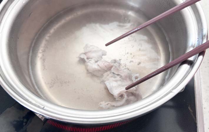 豚肉を湯通しする写真