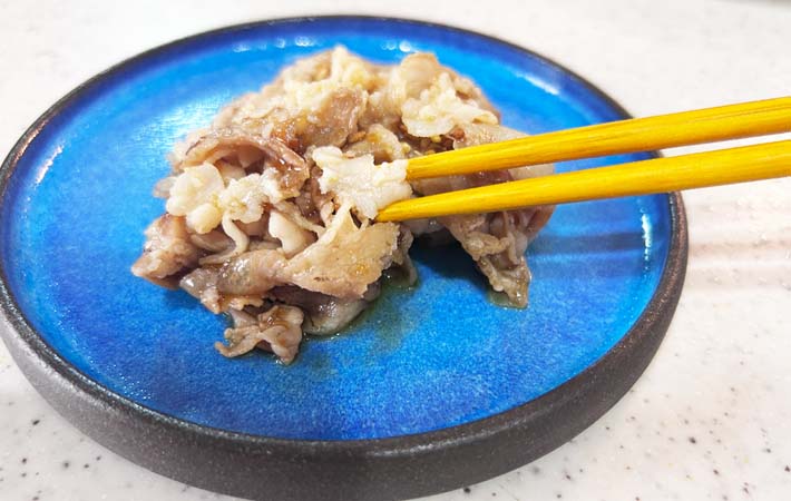 脂が浮いた豚肉の写真