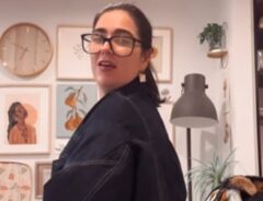 ジャケットを着た女性の写真