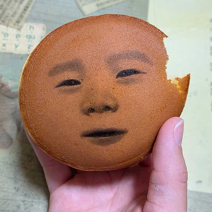 子供の顔がプリントされたどら焼き