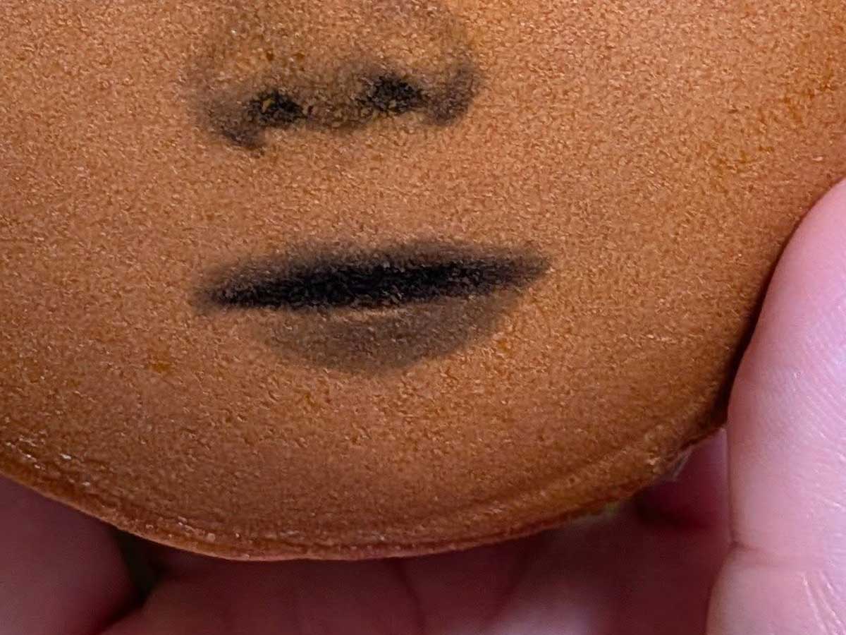 顔がプリントされたどら焼き