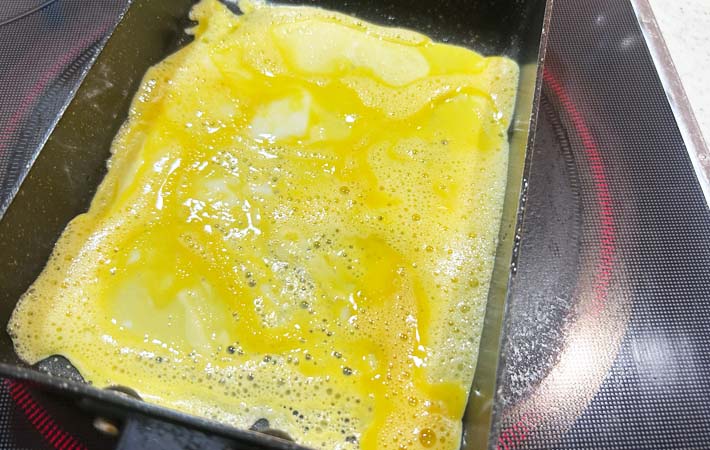 『桜でんぶ卵焼き』を作る写真