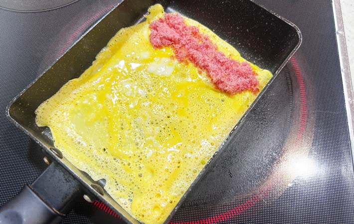 『桜でんぶ卵焼き』を作る写真