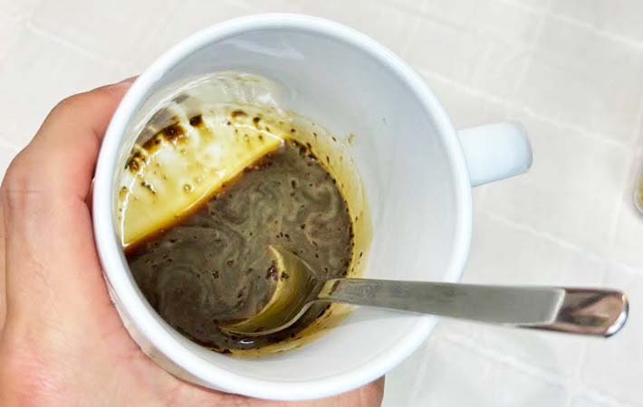 『水で溶かしたインスタントコーヒー』を作る写真