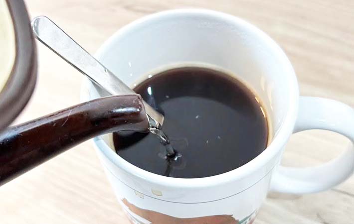『水で溶かしたインスタントコーヒー』を作る写真