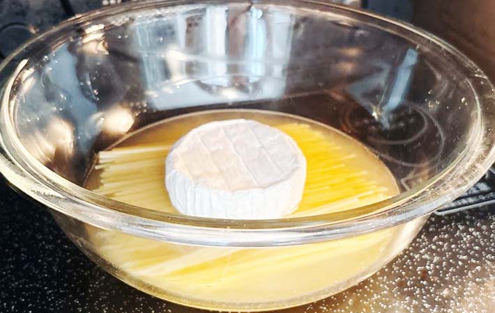 『北海道生乳100% 使用カマンベールで濃厚チーズパスタ』を作る写真