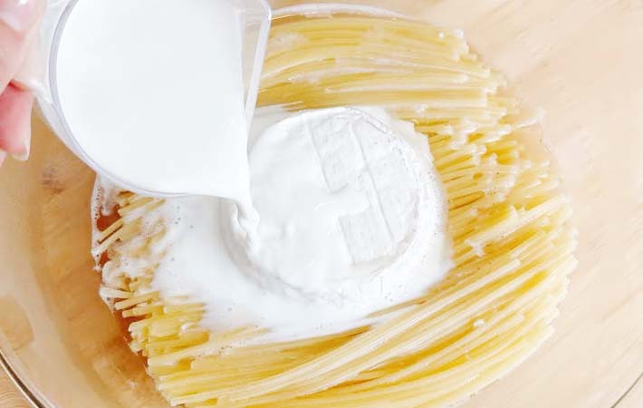 『北海道生乳100% 使用カマンベールで濃厚チーズパスタ』を作る写真