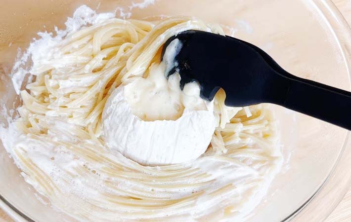 『北海道生乳100% 使用カマンベールで濃厚チーズパスタ』を作る写真