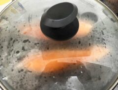 鮭を焼く