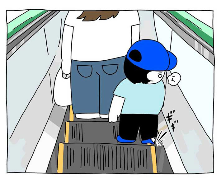 子供のゴム素材のシューズが、エスカレーターに巻き込まれる