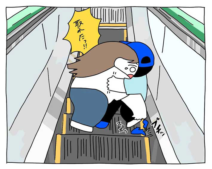 エスカレーターに挟まった子供の足を、母親が引き抜く
