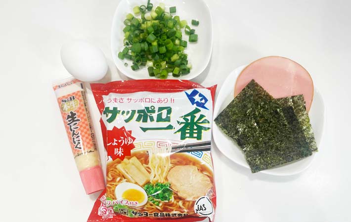 『インスタントラーメンで油そば風』の材料写真