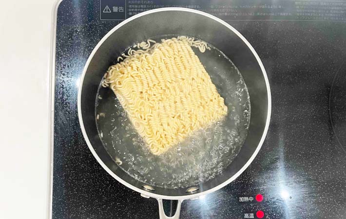 『インスタントラーメンで油そば風』を作る写真