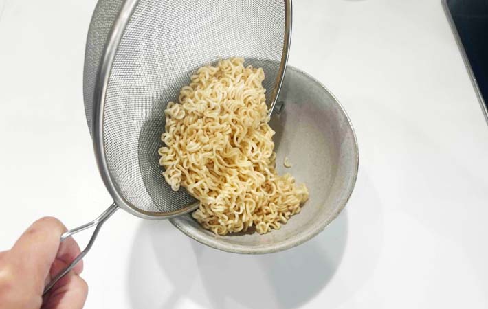 『インスタントラーメンで油そば風』を作る写真