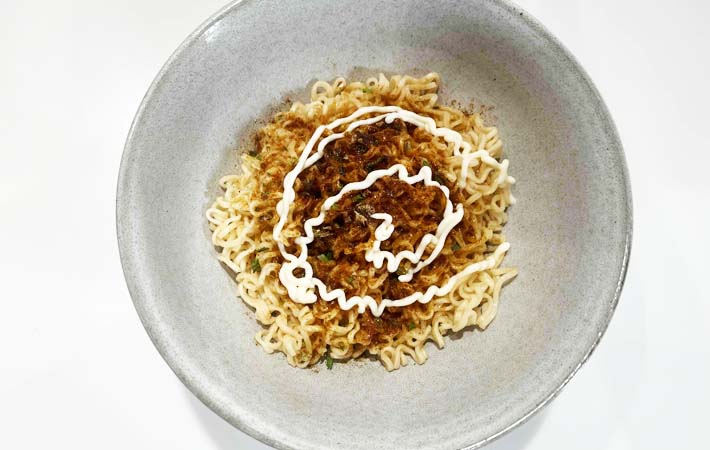 『インスタントラーメンで油そば風』を作る写真