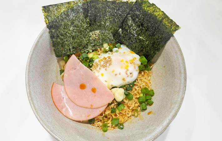 『インスタントラーメンで油そば風』の完成写真