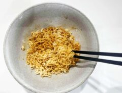 『インスタントラーメンで油そば風』を作る写真