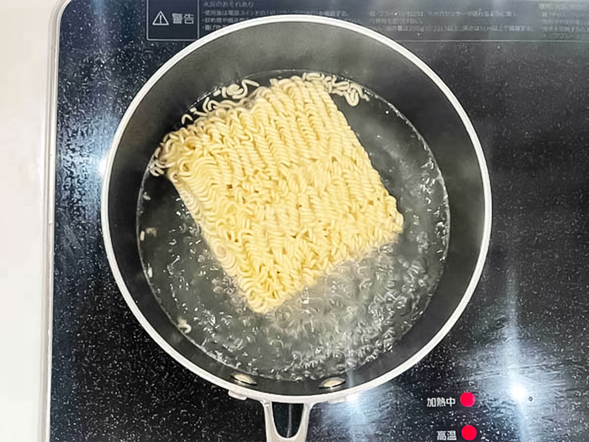 『インスタントラーメンで油そば風』を作る写真