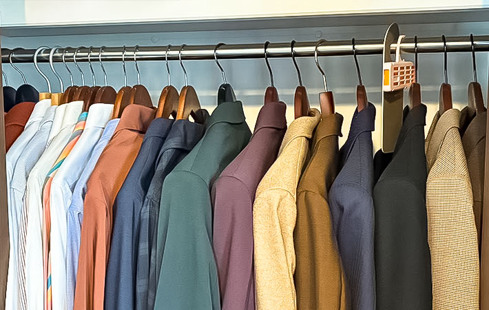 ハンガーにかかった洋服の写真