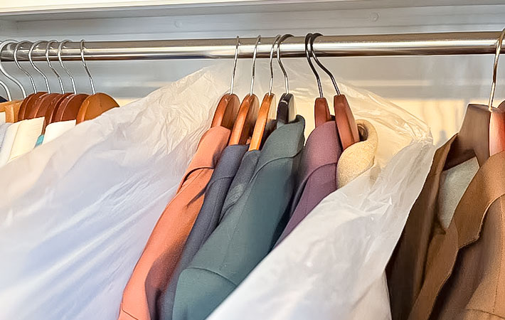 洋服を袋に入れている写真